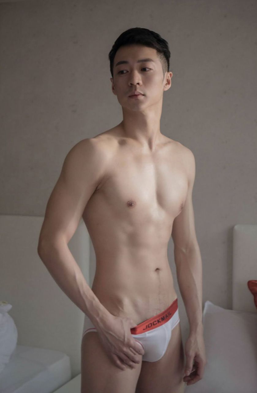หนุ่มหล่อขึ้นปก 953.4