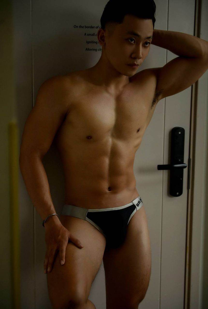 หนุ่มหล่อขึ้นปก 954.4