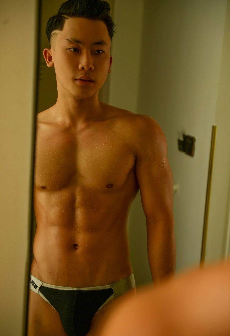 หนุ่มหล่อขึ้นปก 954.4
