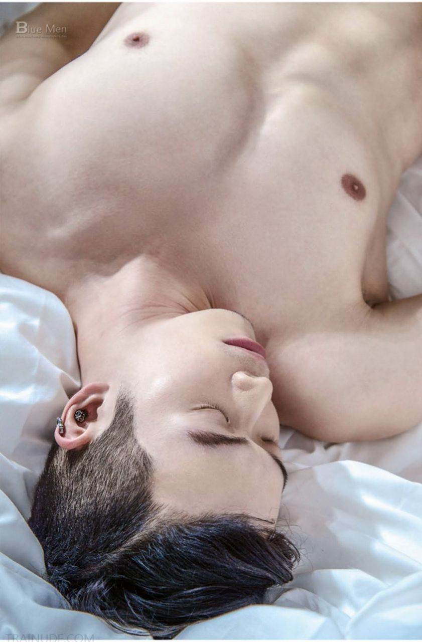 หนุ่มหล่อขึ้นปก 957.2