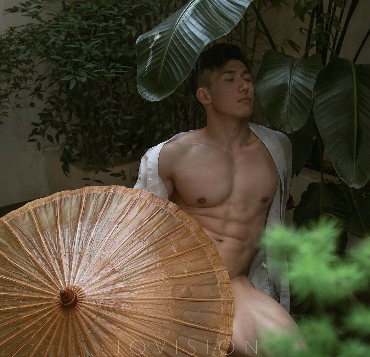 หนุ่มหล่อขึ้นปก 961.2