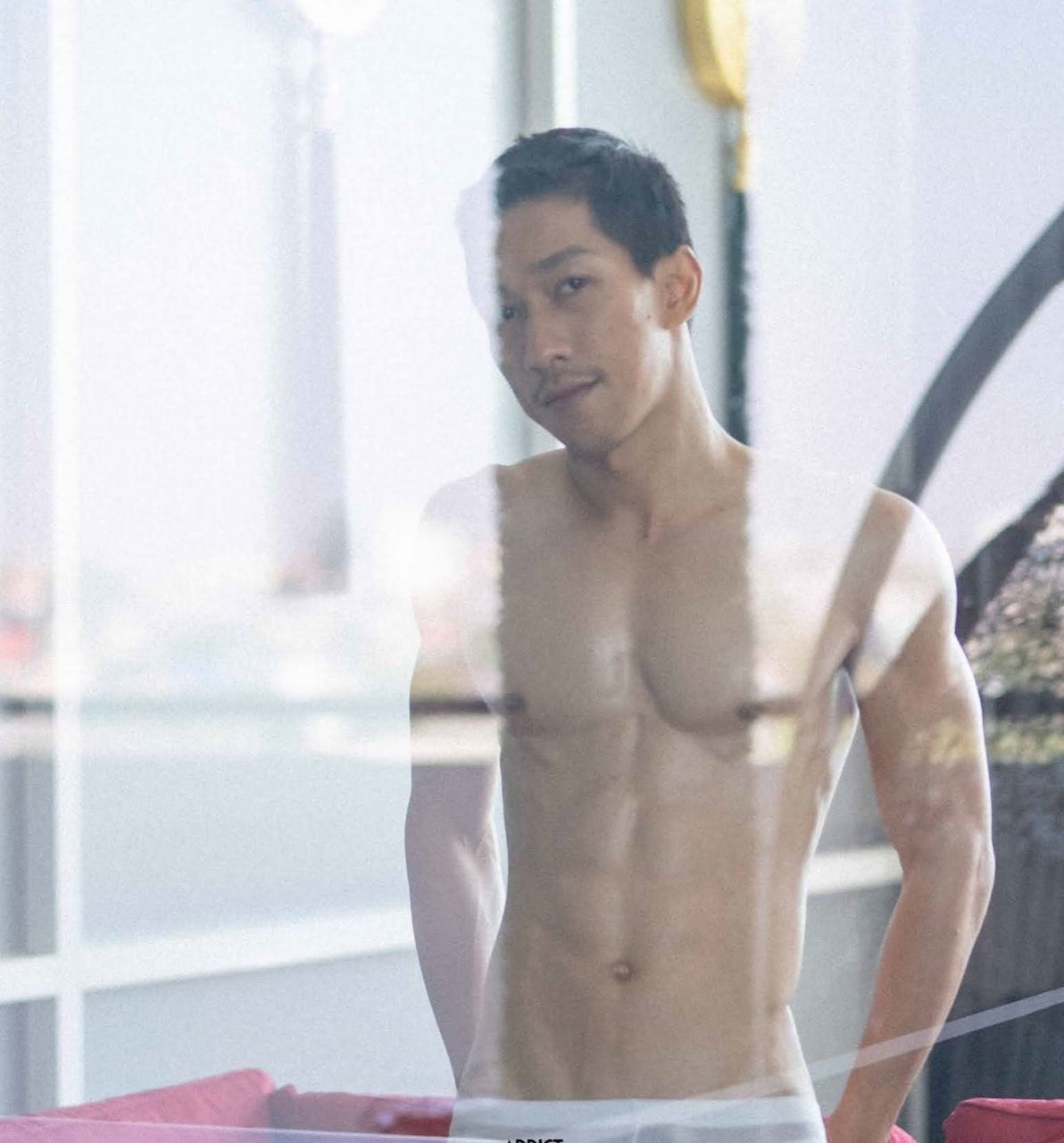หนุ่มหล่อขึ้นปก 963.1