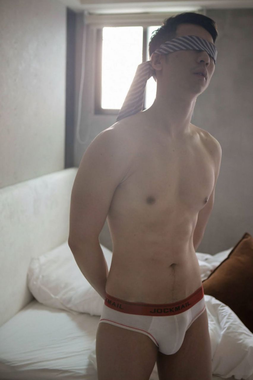 หนุ่มหล่อขึ้นปก 953.5