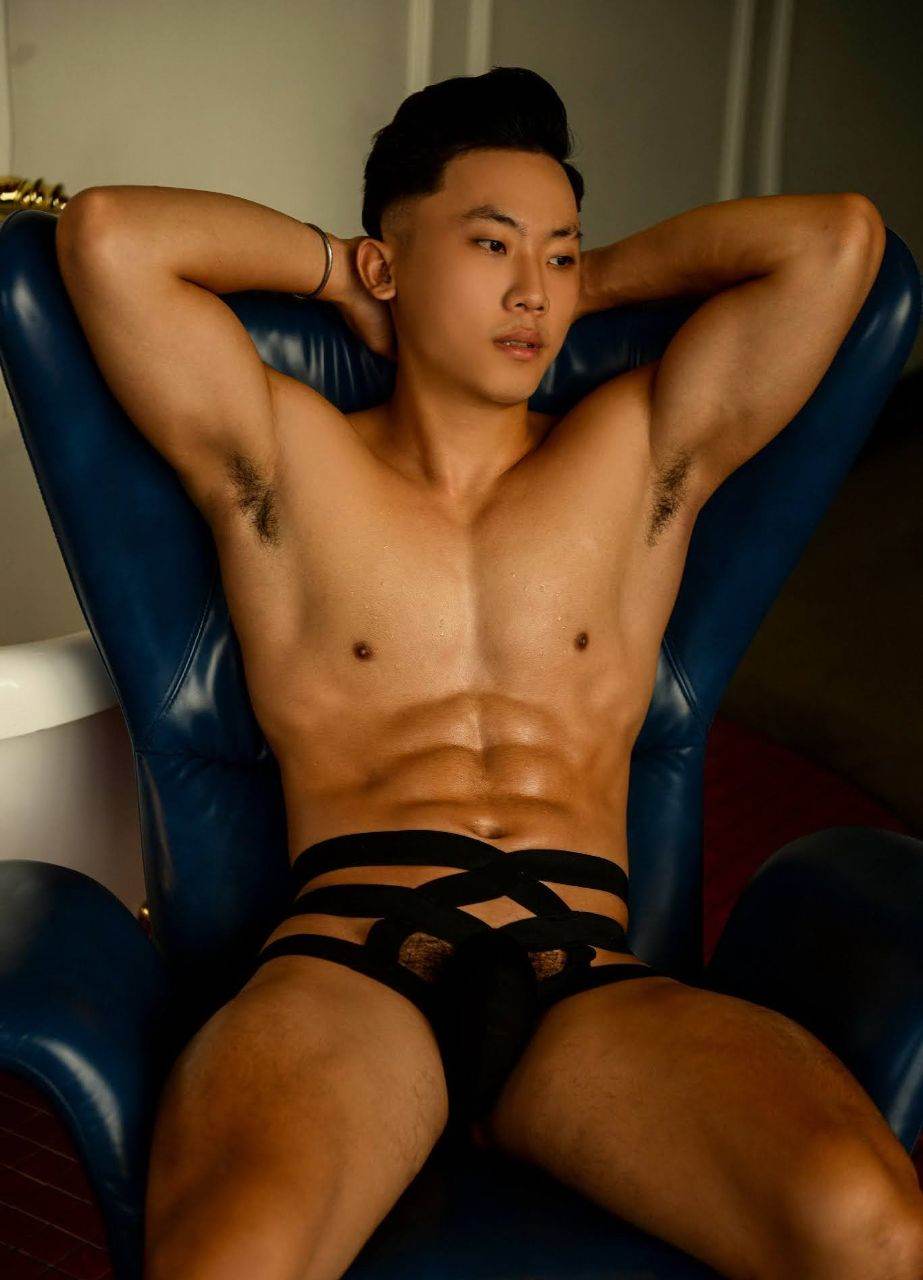 หนุ่มหล่อขึ้นปก 954.5