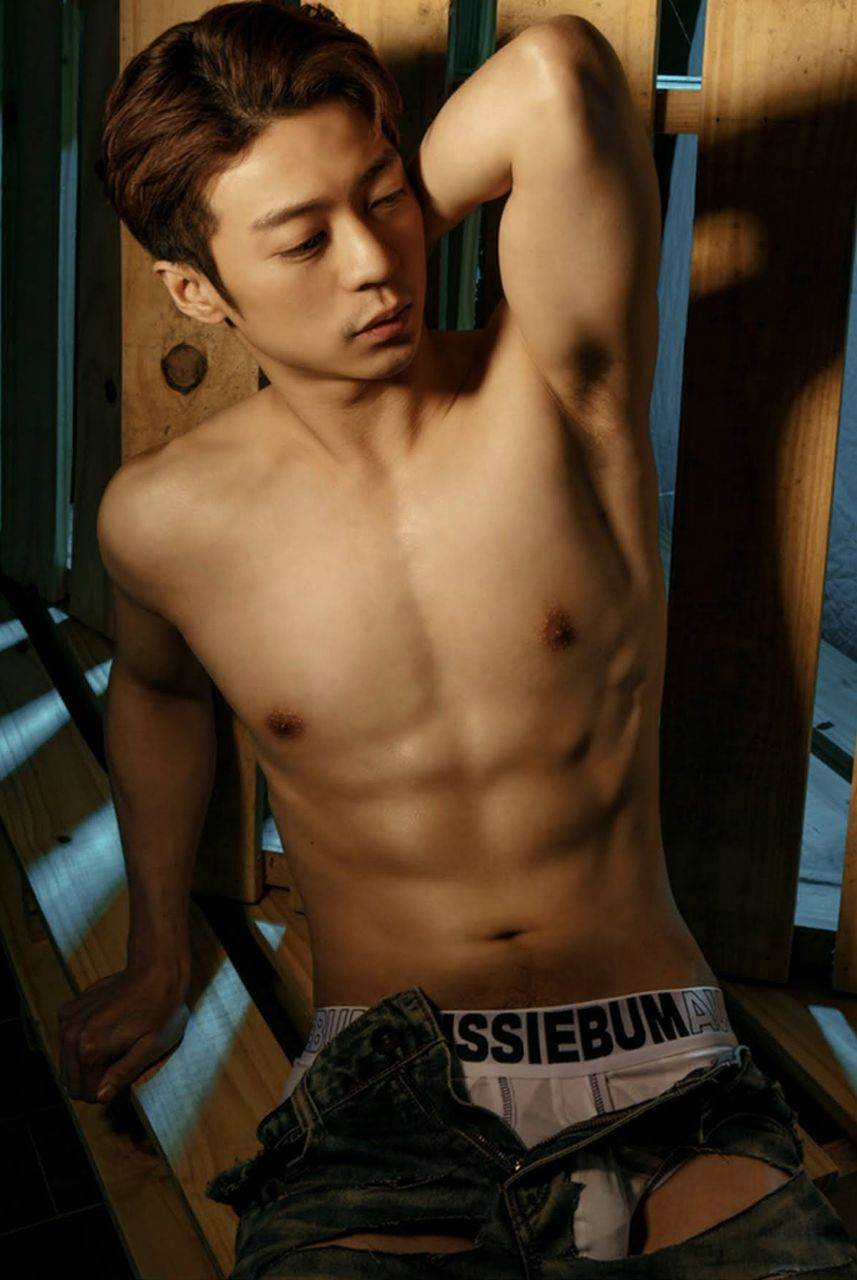หนุ่มหล่อขึ้นปก 953.6