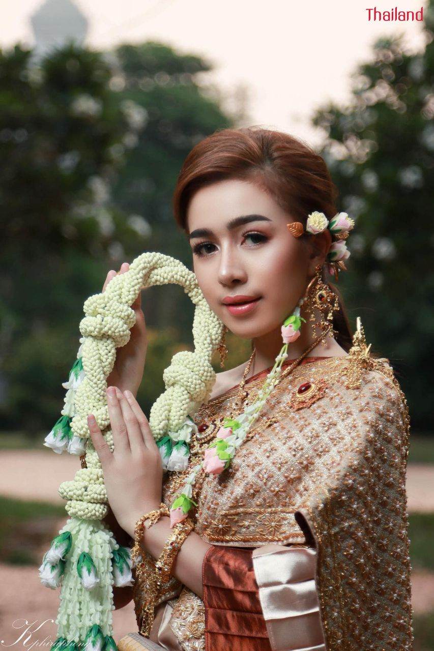 THAI WEDDING DRESS ( The sbai in Thai dress) | THAILAND 🇹🇭