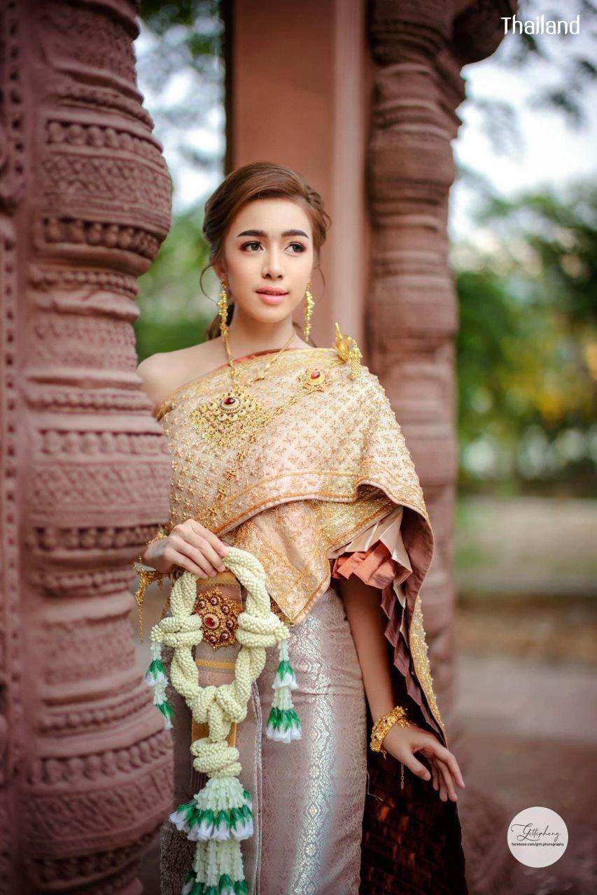 THAI WEDDING DRESS ( The sbai in Thai dress) | THAILAND 🇹🇭