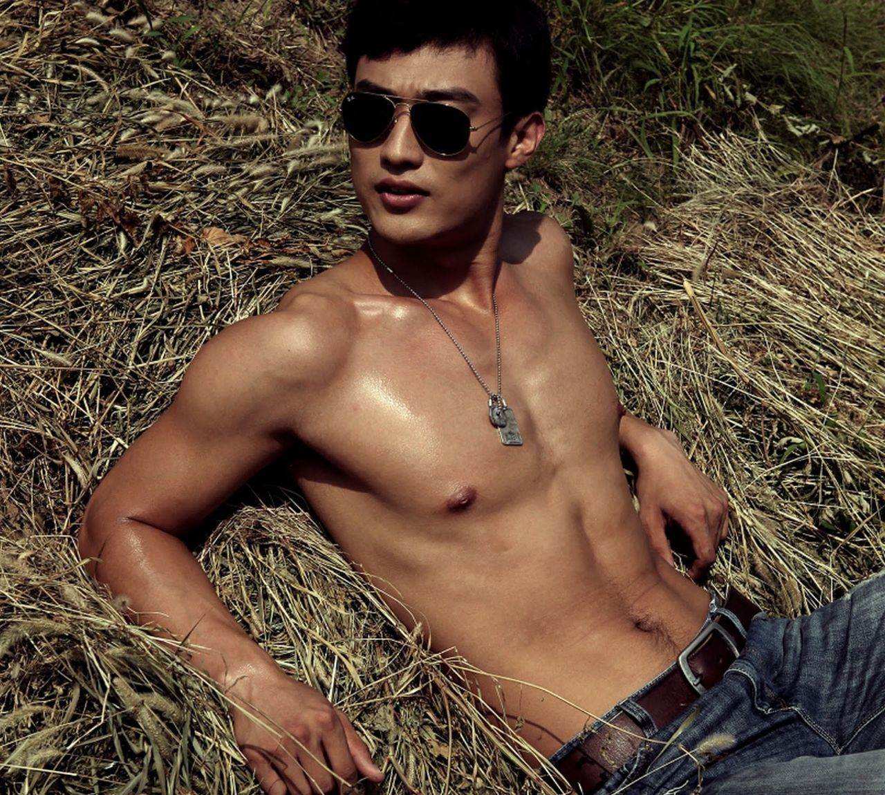 หนุ่มหล่อขึ้นปก 965