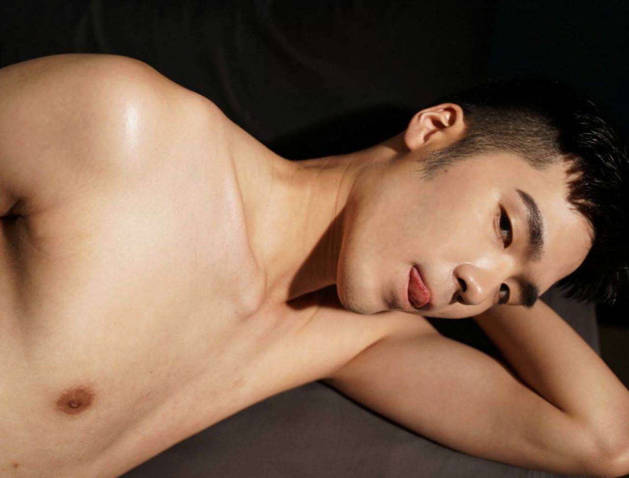 หนุ่มหล่อขึ้นปก 967