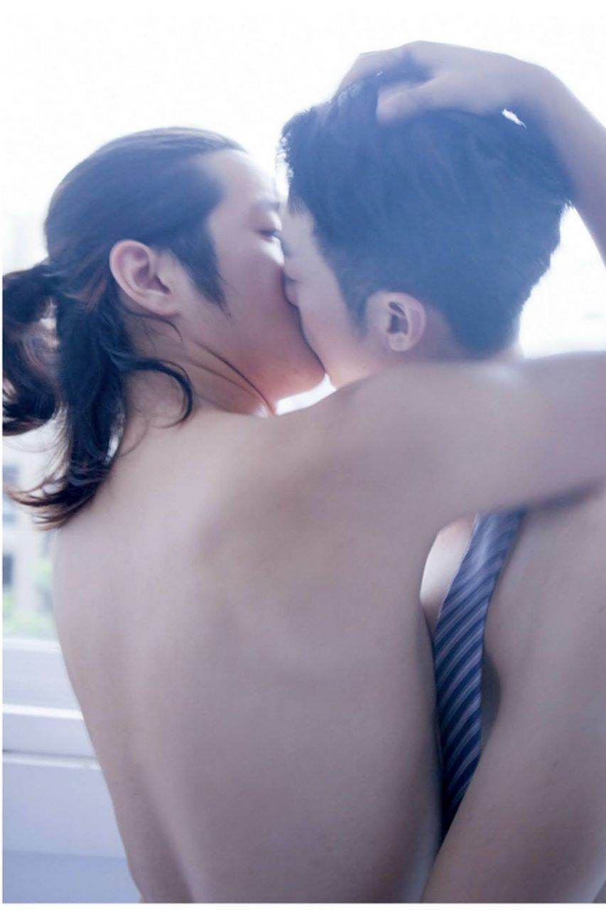หนุ่มหล่อขึ้นปก 953.7