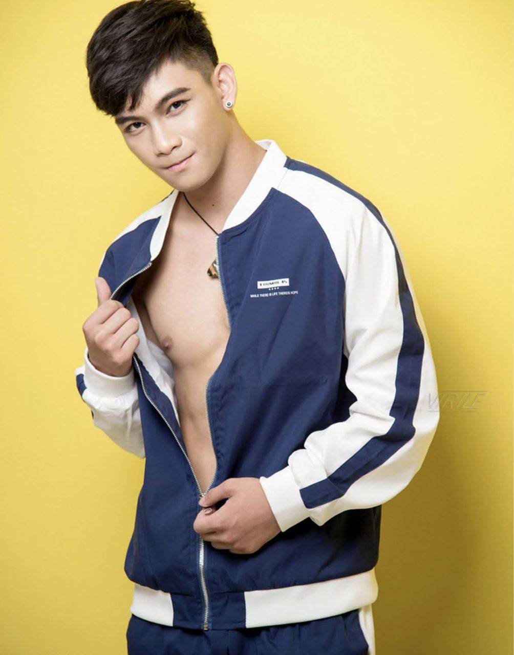 หนุ่มหล่อขึ้นปก 966.1