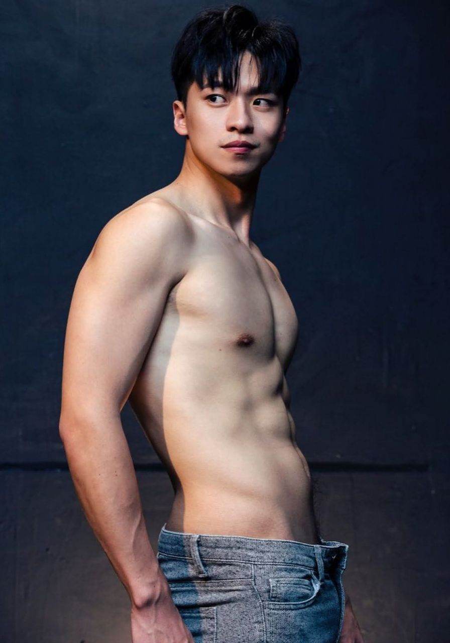 หนุ่มหล่อขึ้นปก 968