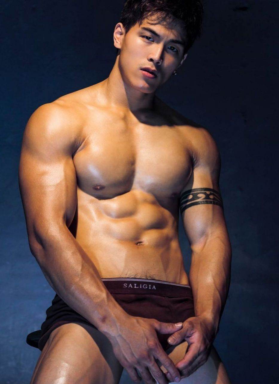 หนุ่มหล่อขึ้นปก 968
