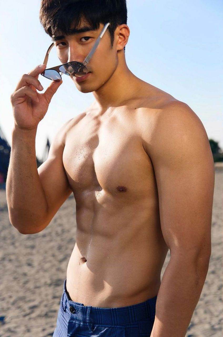 หนุ่มหล่อขึ้นปก 969