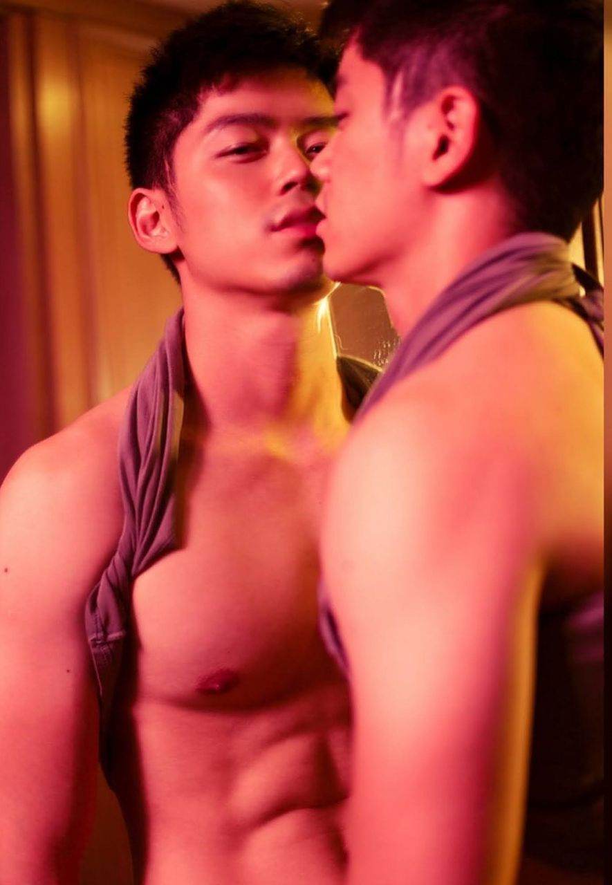 หนุ่มหล่อขึ้นปก 969
