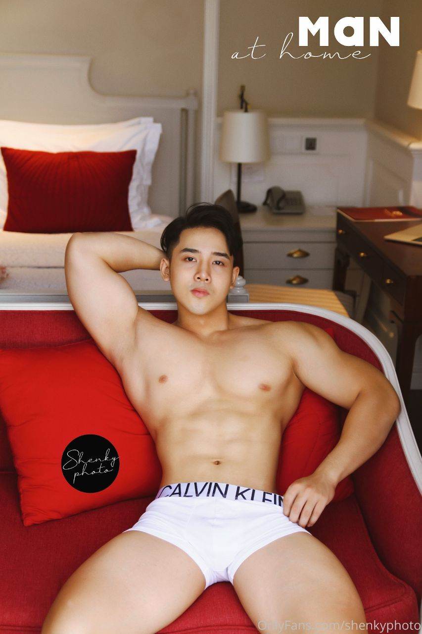 หนุ่มหล่อขึ้นปก 970