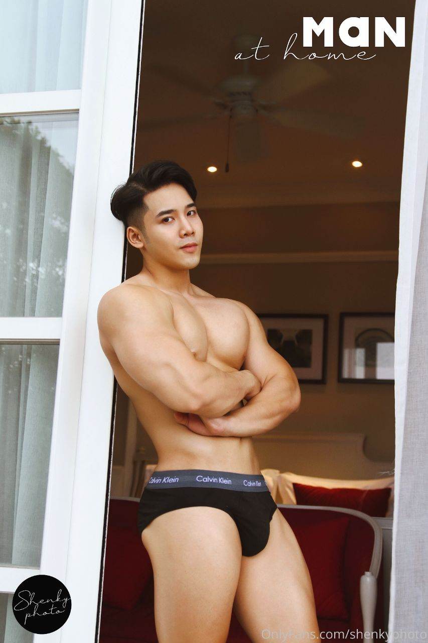 หนุ่มหล่อขึ้นปก 970