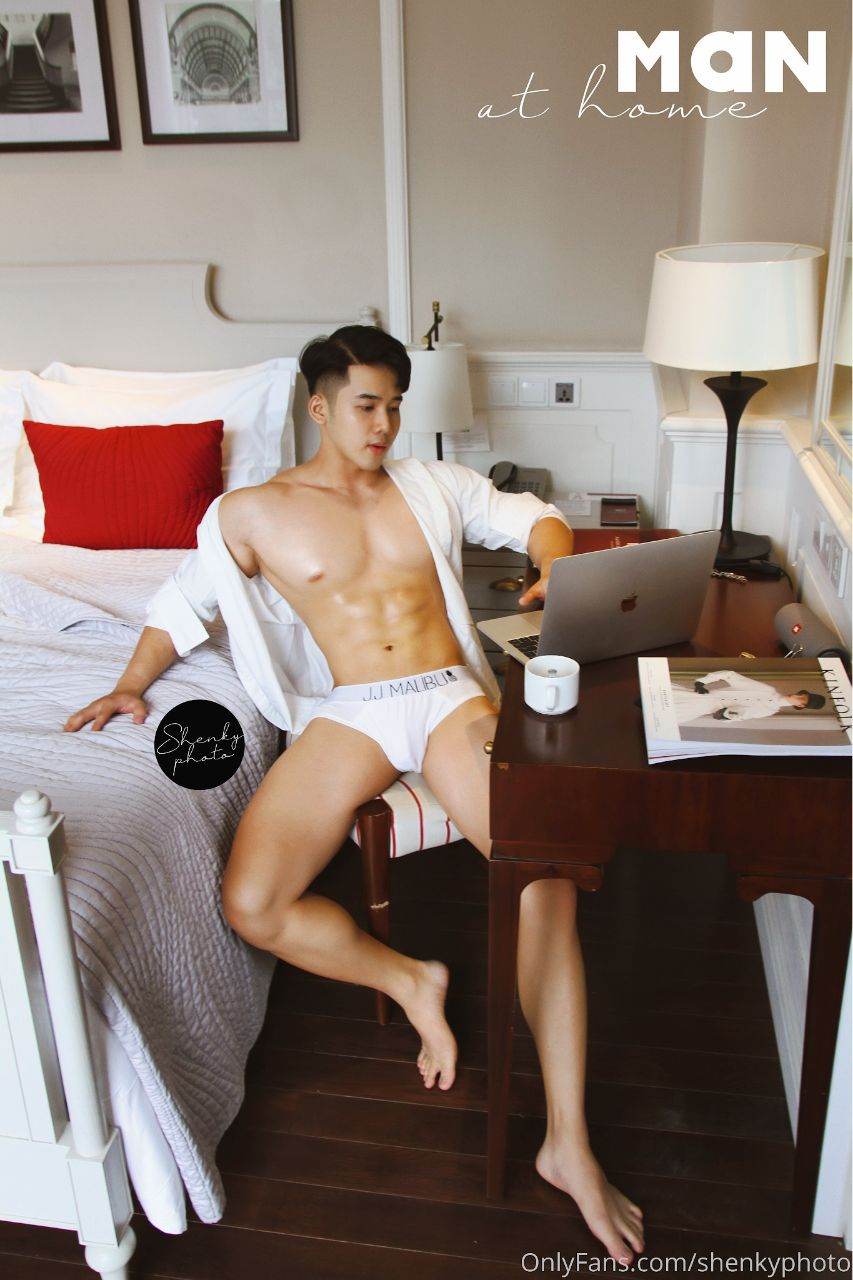หนุ่มหล่อขึ้นปก 970