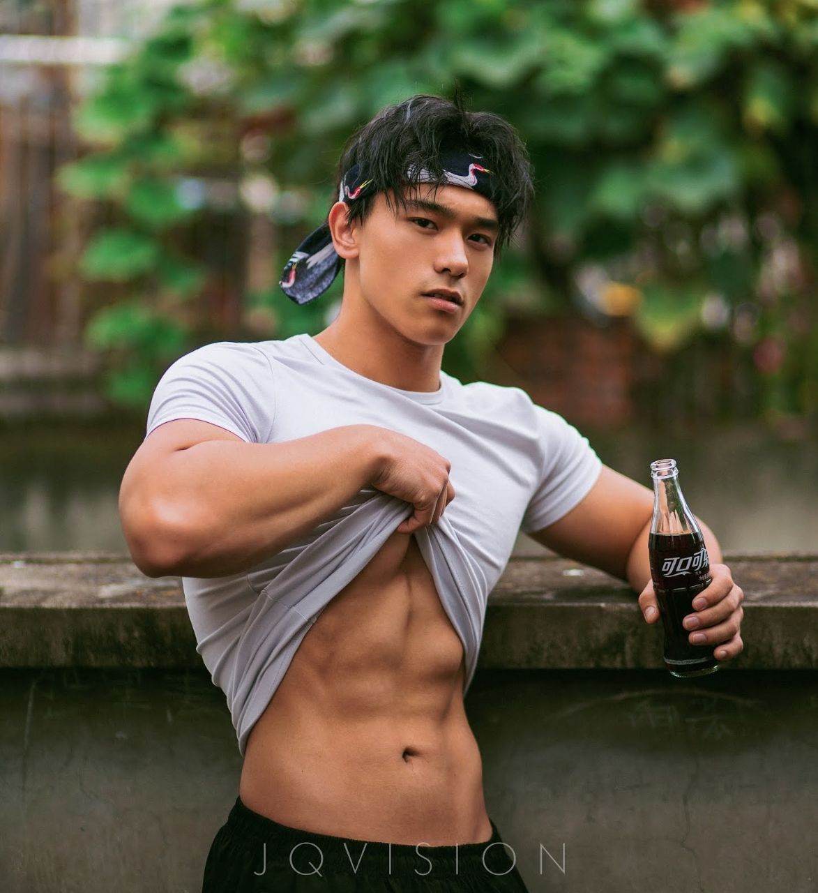 หนุ่มหล่อขึ้นปก 971