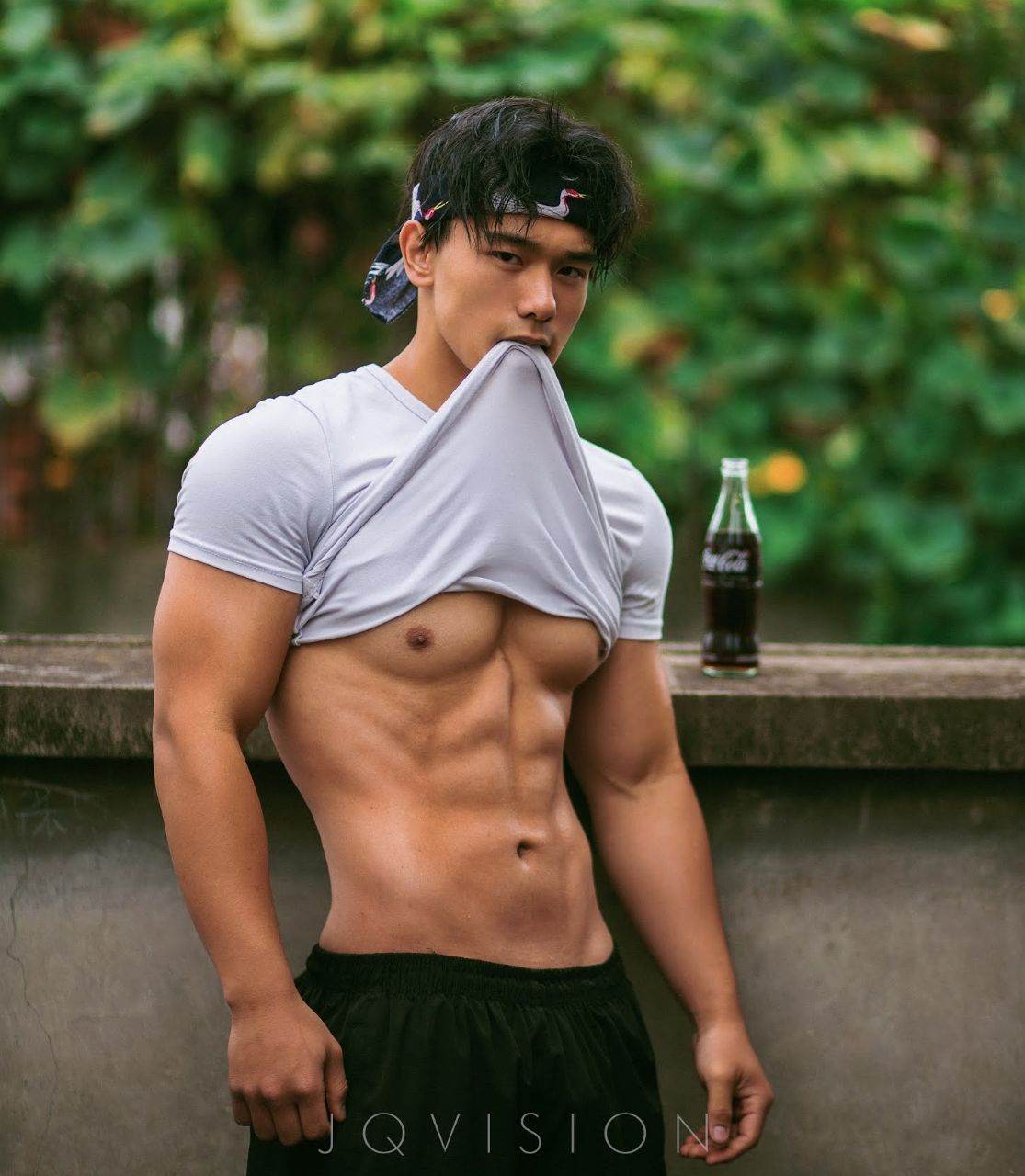 หนุ่มหล่อขึ้นปก 971