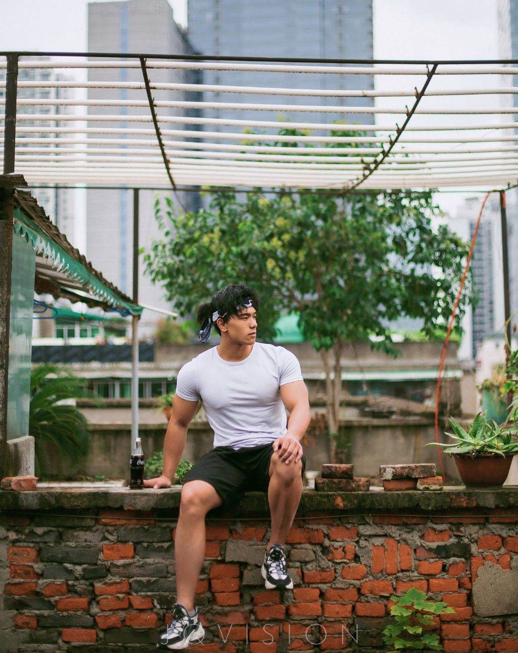หนุ่มหล่อขึ้นปก 971