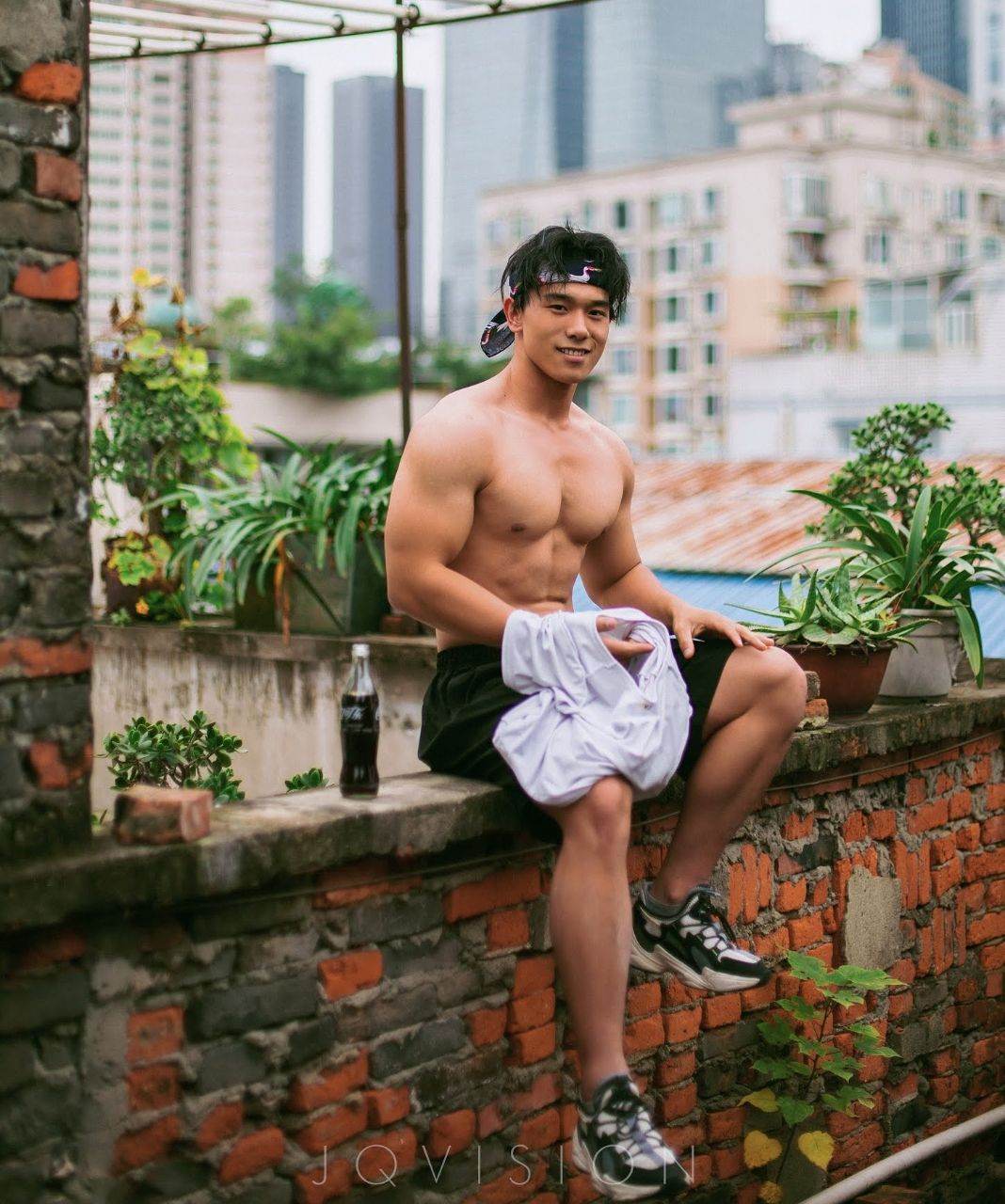 หนุ่มหล่อขึ้นปก 971