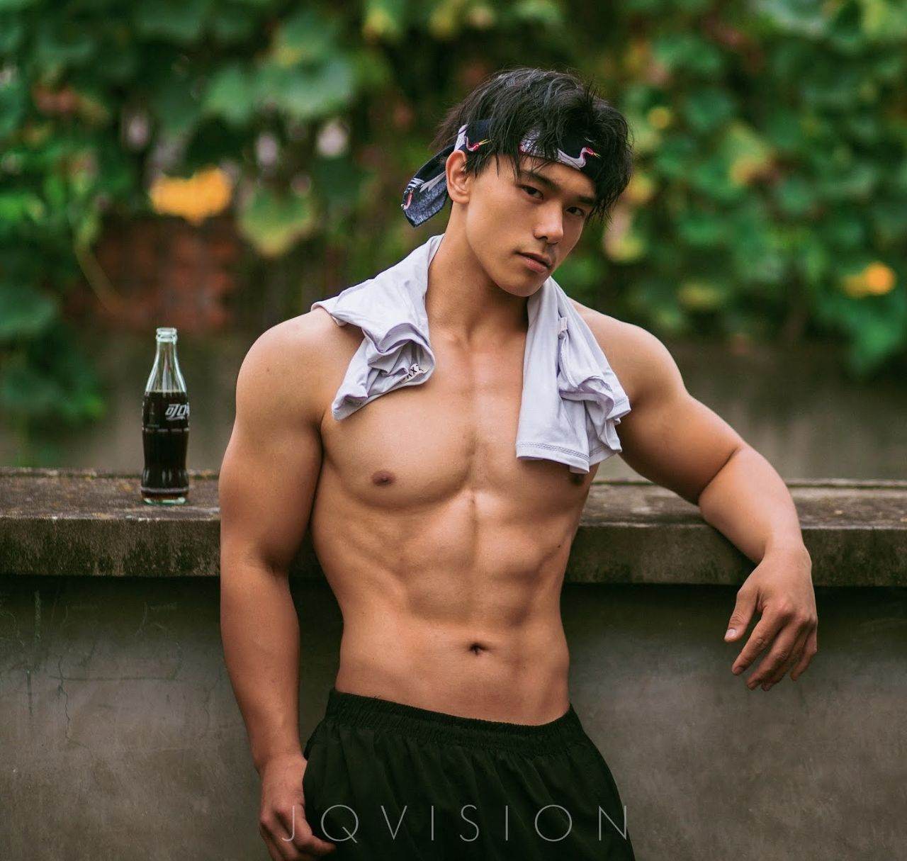 หนุ่มหล่อขึ้นปก 971