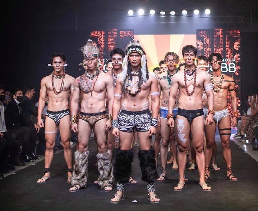 เป็นการเดินแบบที่ ดุ ดิบ แซ่บ มากก
