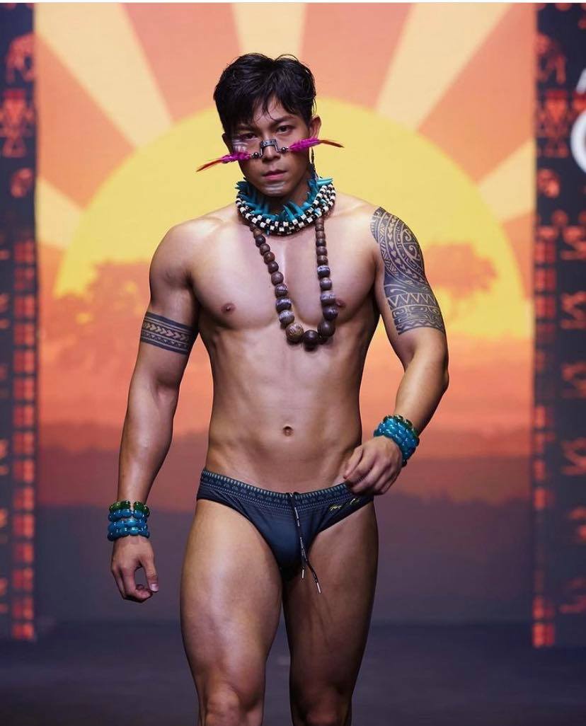 เป็นการเดินแบบที่ ดุ ดิบ แซ่บ มากก