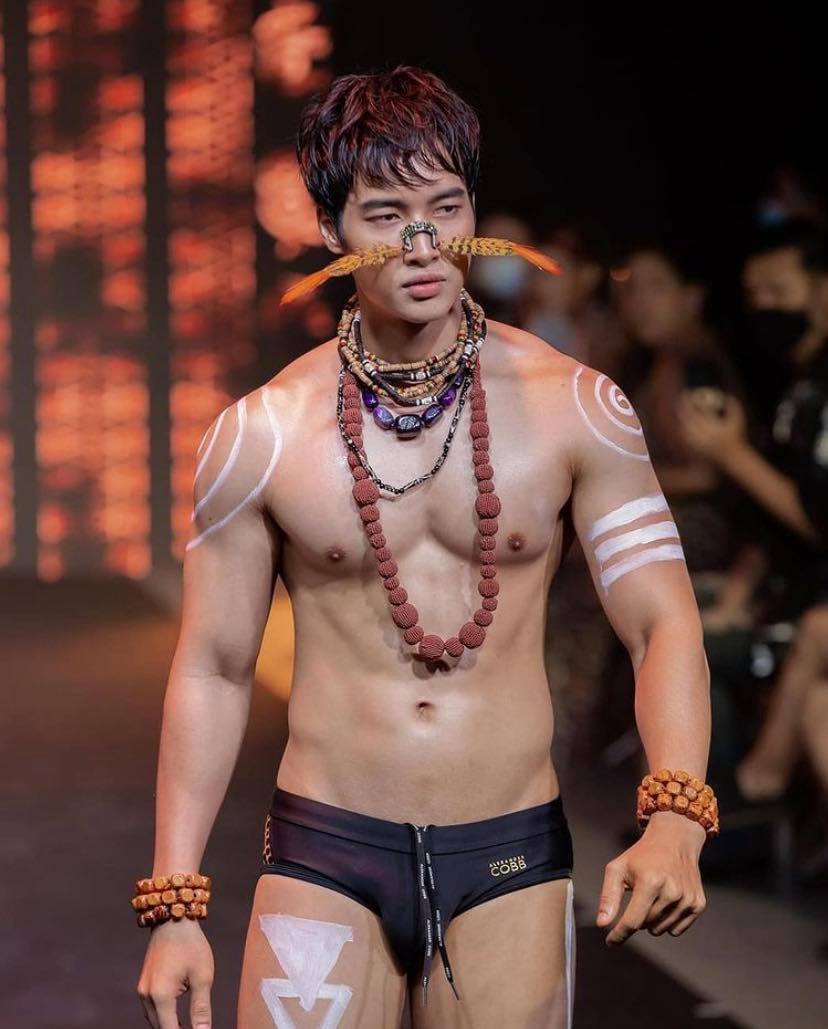 เป็นการเดินแบบที่ ดุ ดิบ แซ่บ มากก