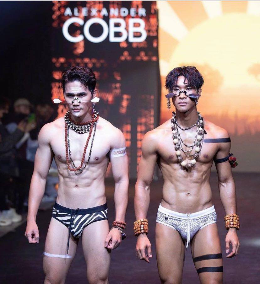 เป็นการเดินแบบที่ ดุ ดิบ แซ่บ มากก