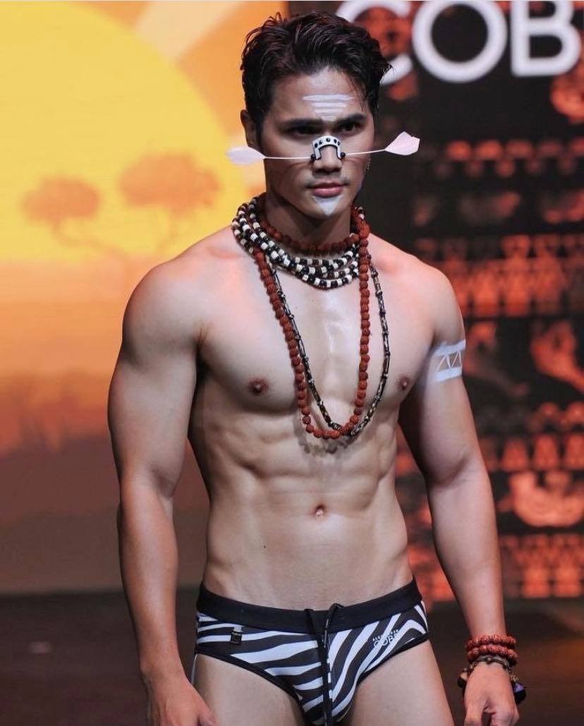 เป็นการเดินแบบที่ ดุ ดิบ แซ่บ มากก