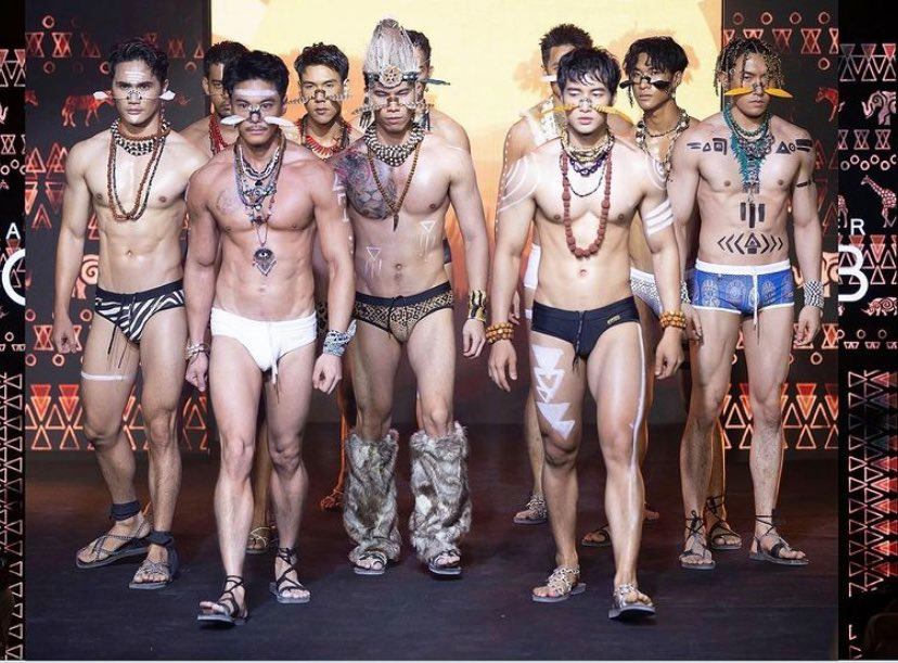 เป็นการเดินแบบที่ ดุ ดิบ แซ่บ มากก