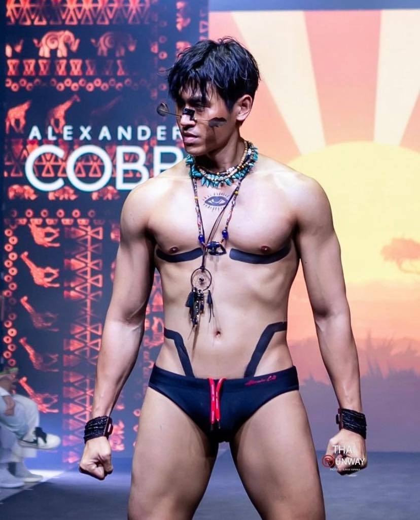 เป็นการเดินแบบที่ ดุ ดิบ แซ่บ มากก