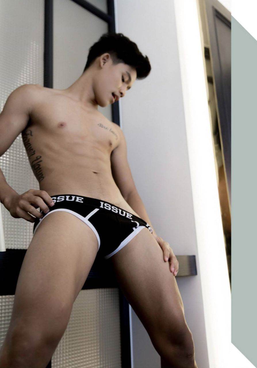 หนุ่มหล่อขึ้นปก 973
