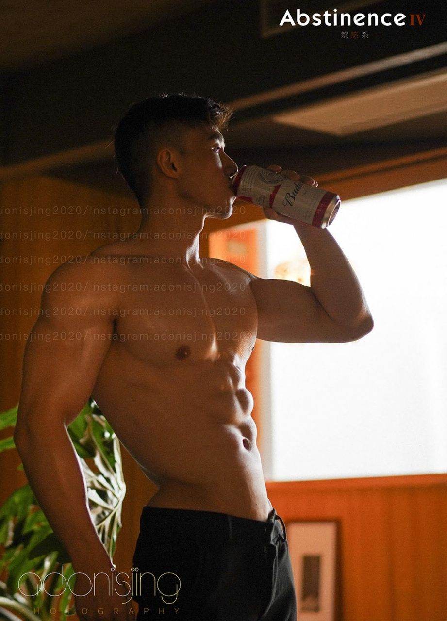 หนุ่มหล่อขึ้นปก 975