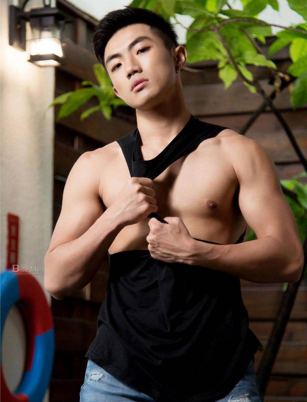 หนุ่มหล่อขึ้นปก 977
