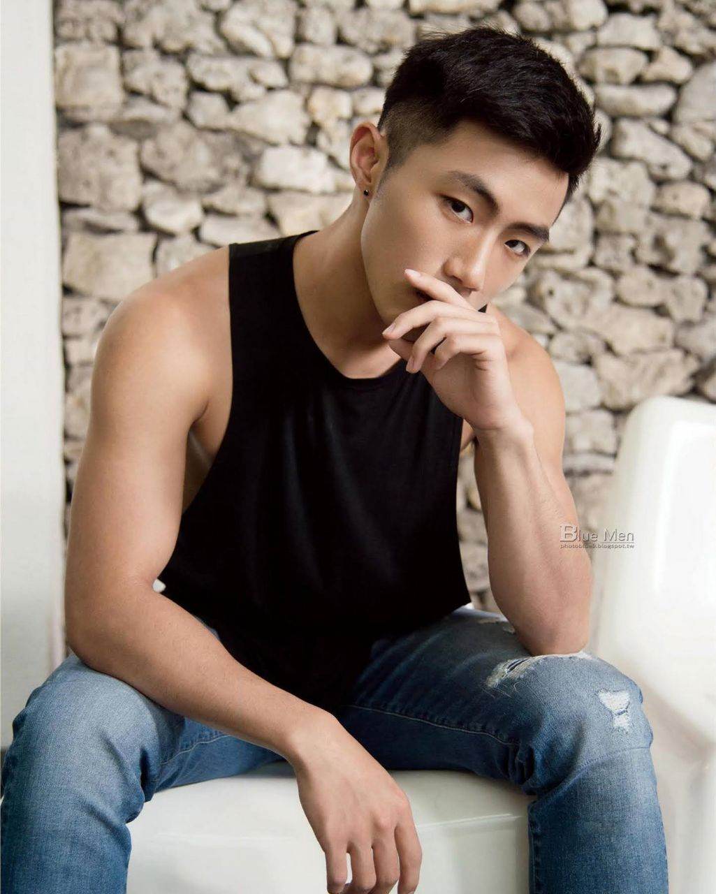 หนุ่มหล่อขึ้นปก 977