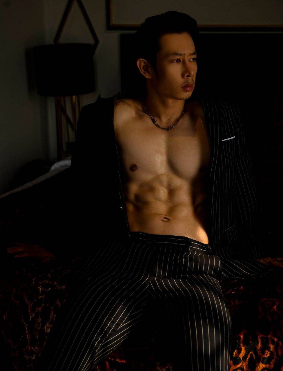 หนุ่มหล่อขึ้นปก 978