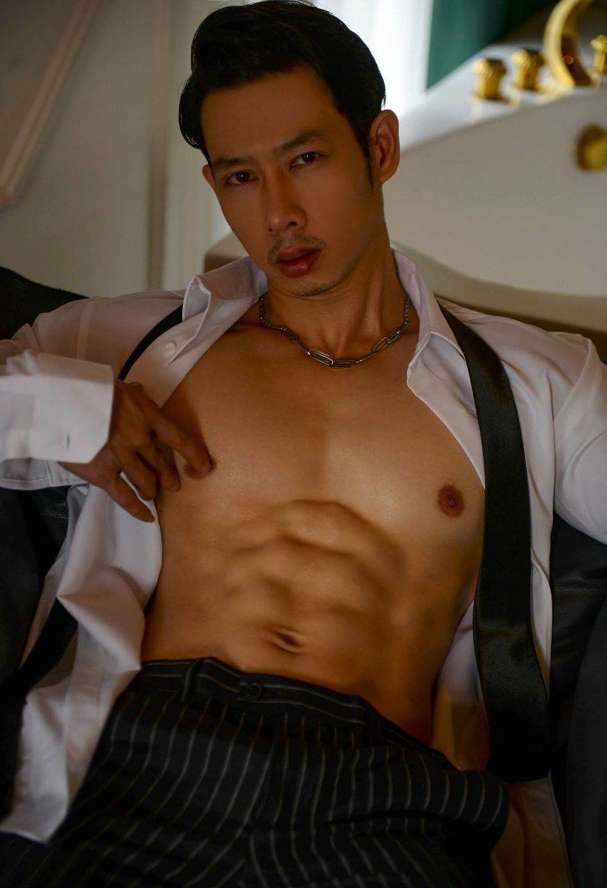 หนุ่มหล่อขึ้นปก 978
