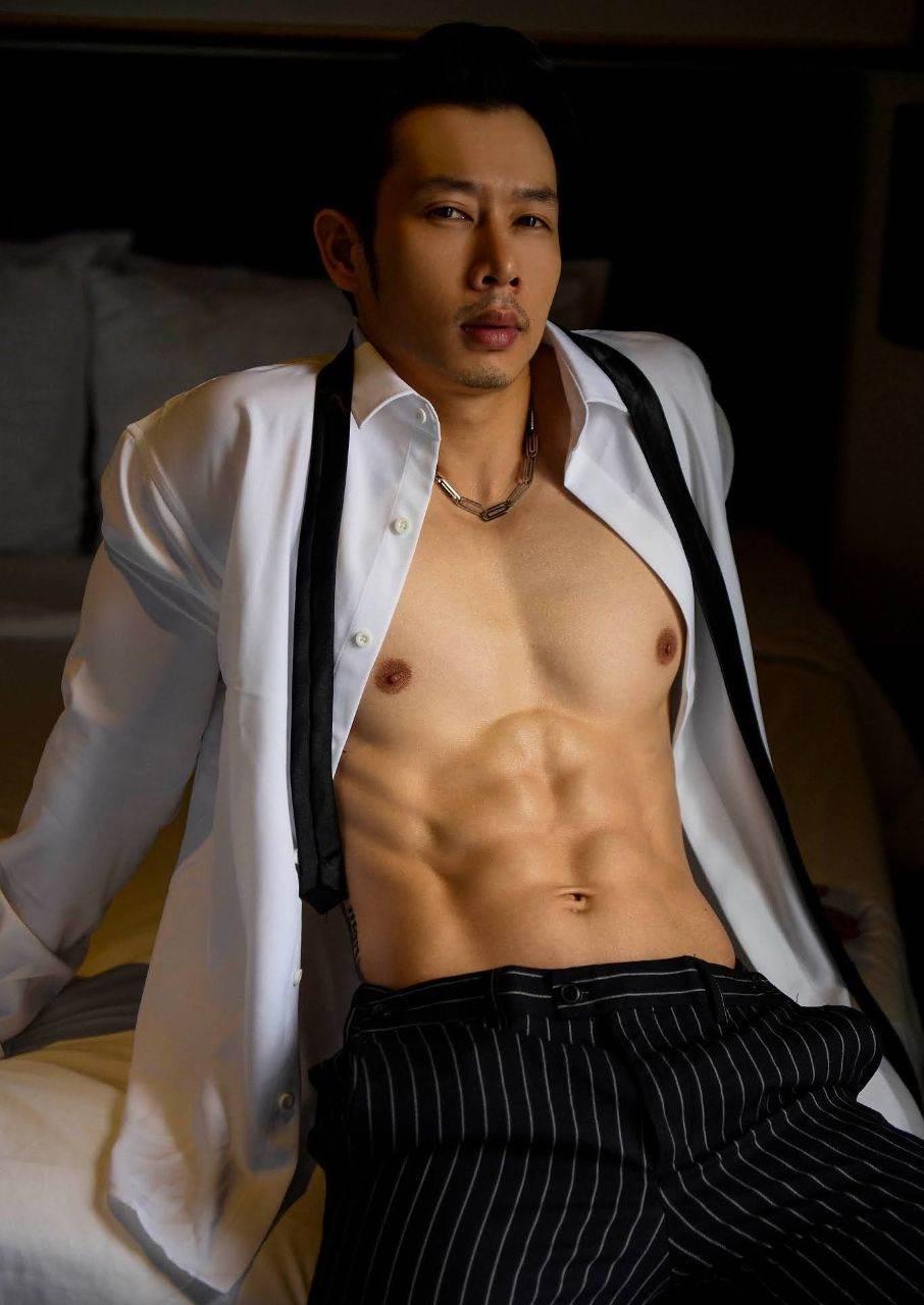 หนุ่มหล่อขึ้นปก 978
