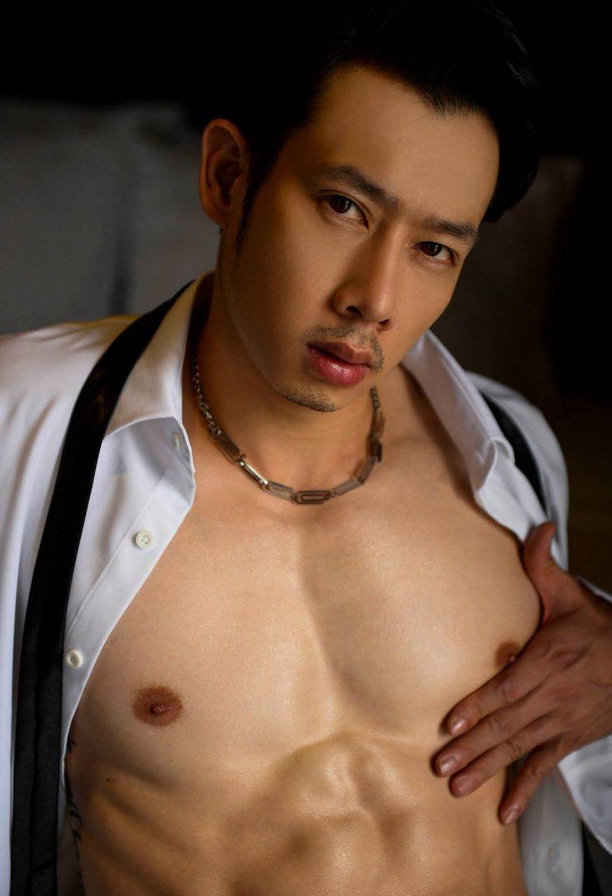 หนุ่มหล่อขึ้นปก 978