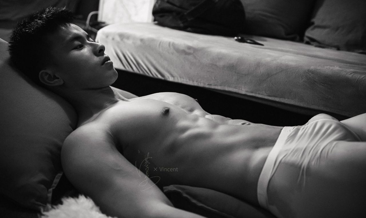 หนุ่มหล่อขึ้นปก 979