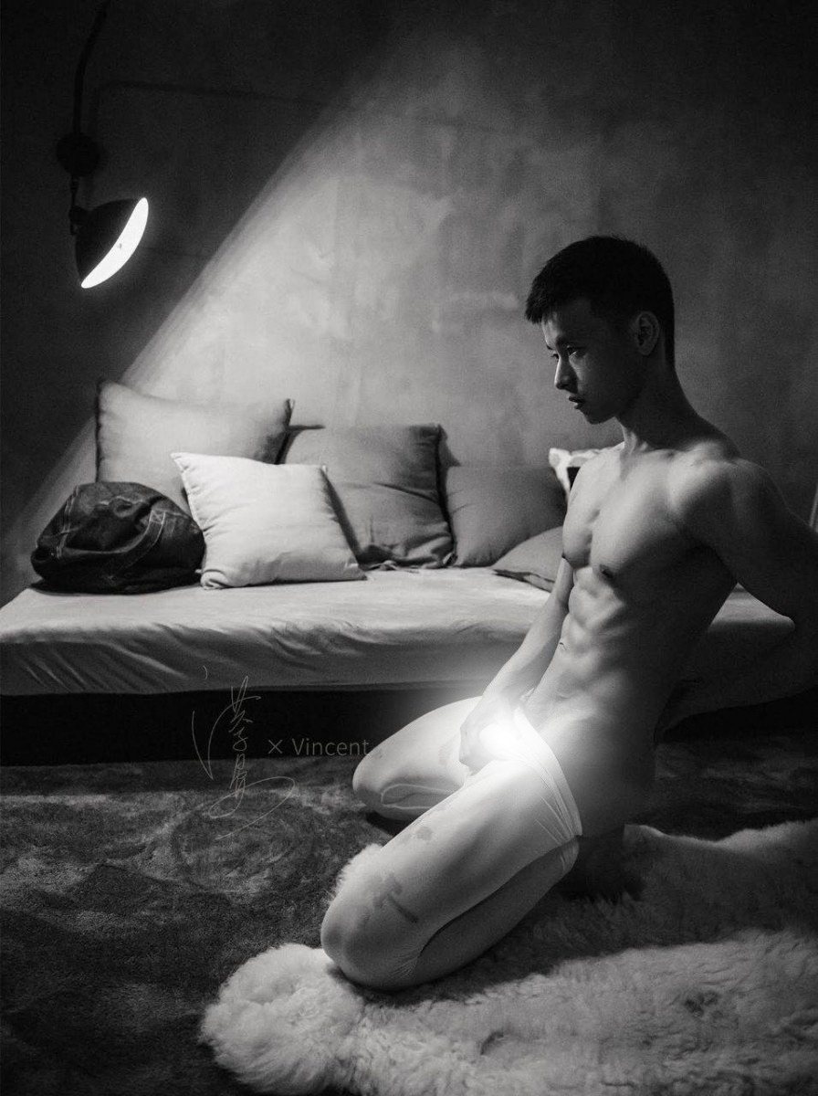 หนุ่มหล่อขึ้นปก 979