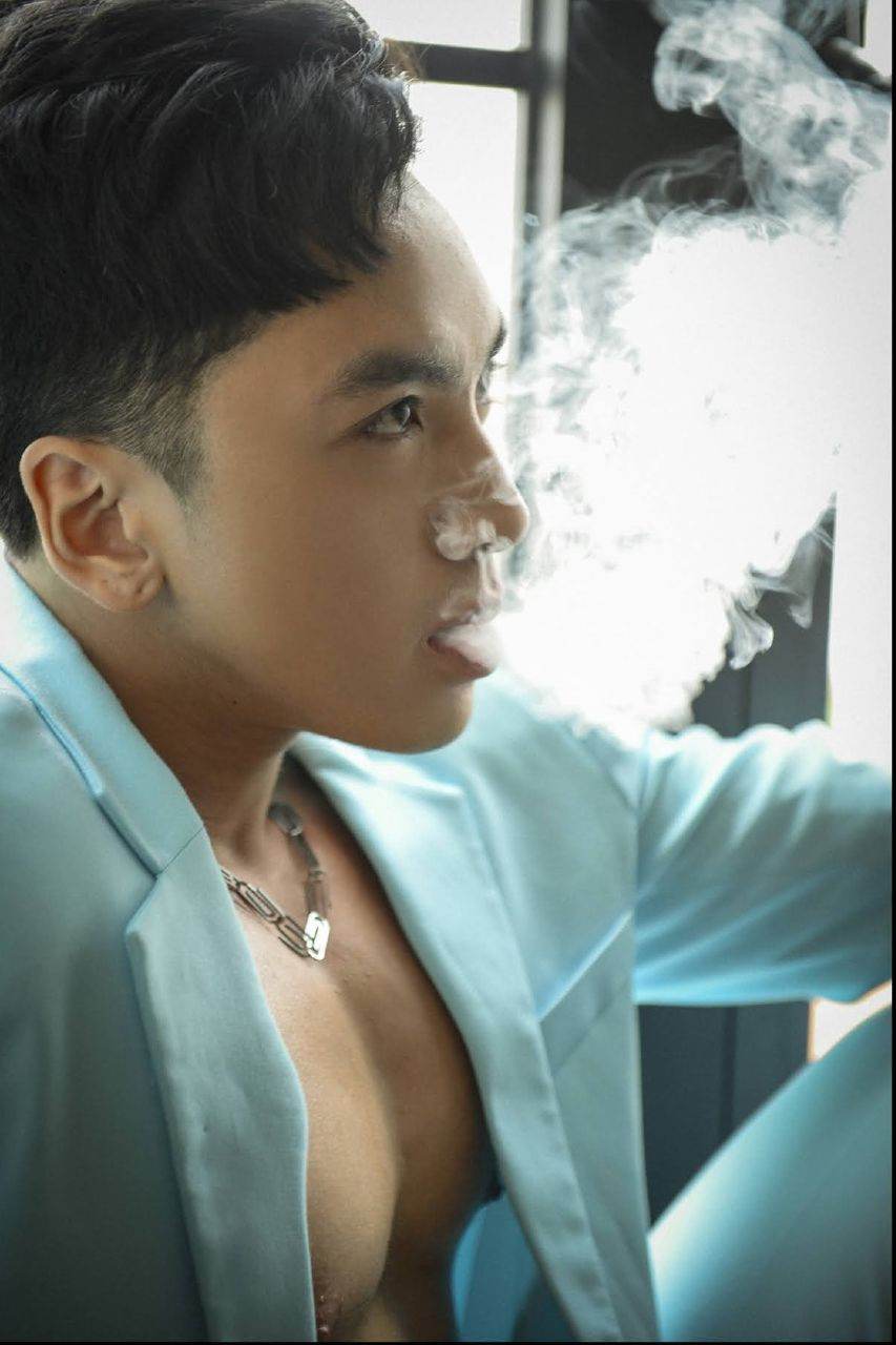 หนุ่มหล่อขึ้นปก 980