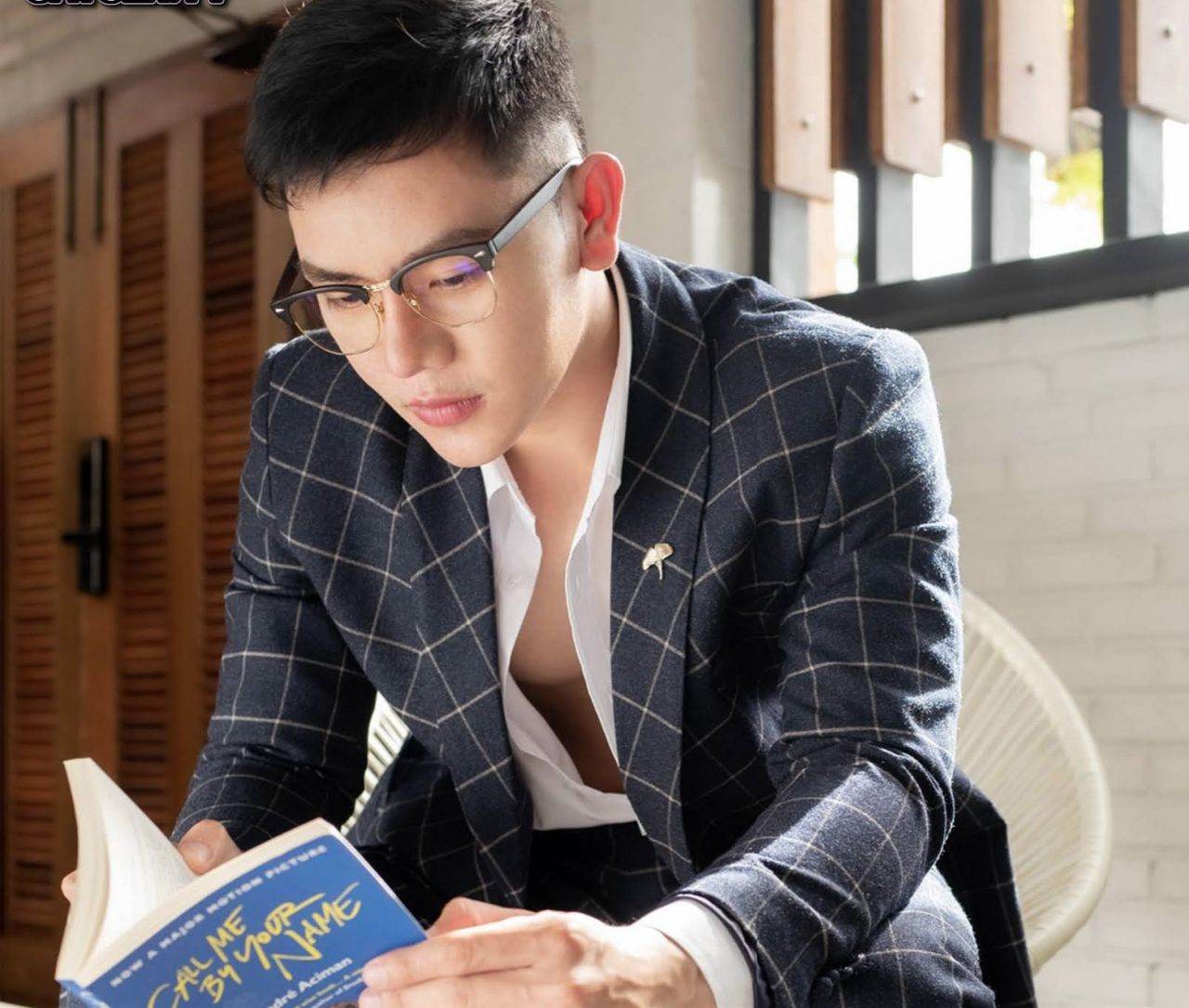 หนุ่มหล่อขึ้นปก 981