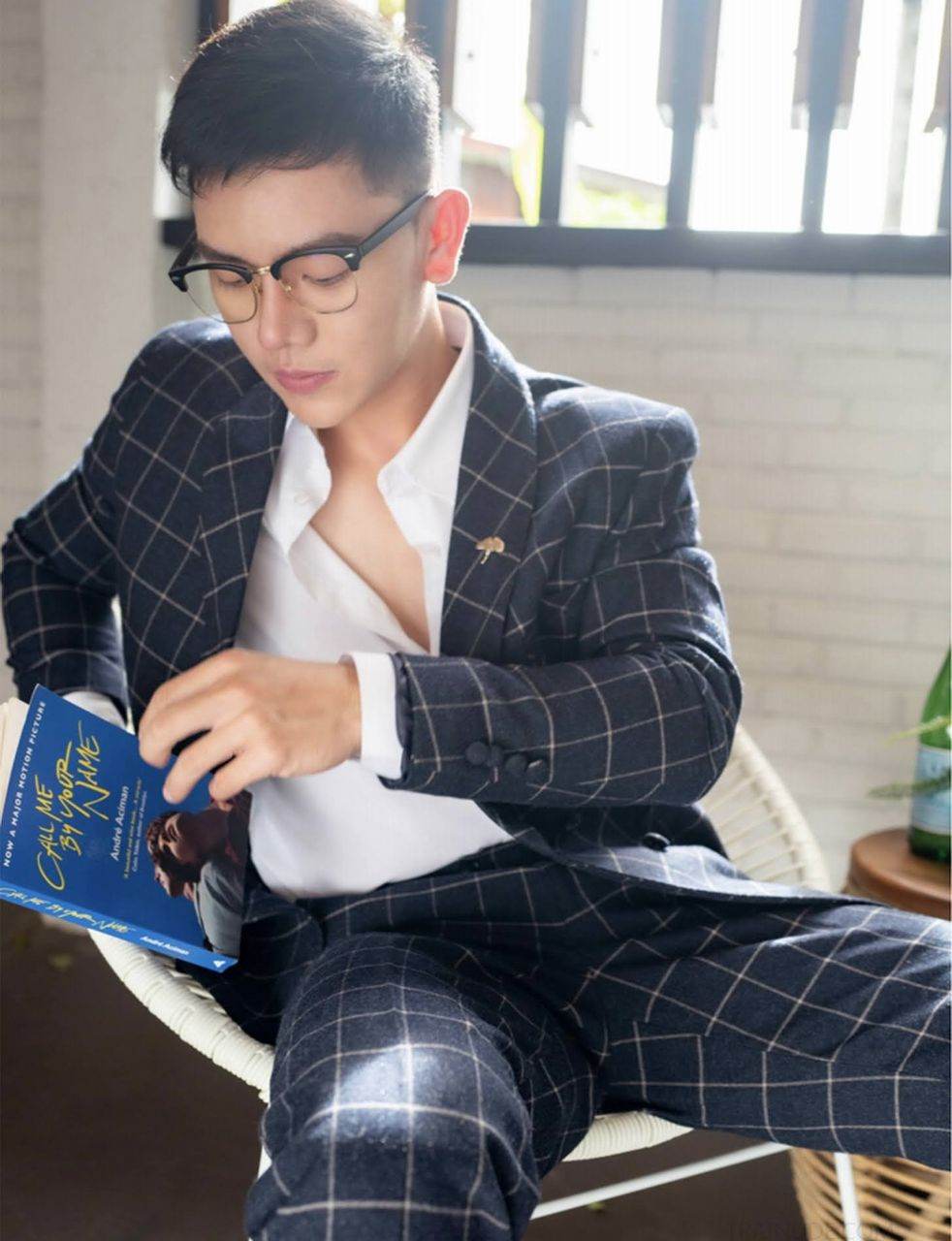 หนุ่มหล่อขึ้นปก 981