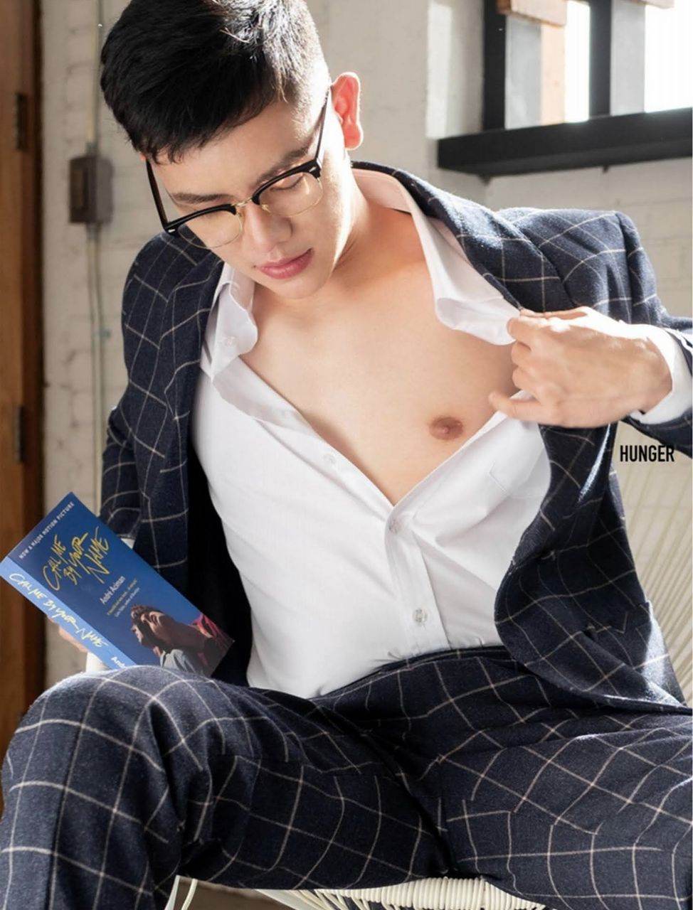 หนุ่มหล่อขึ้นปก 981