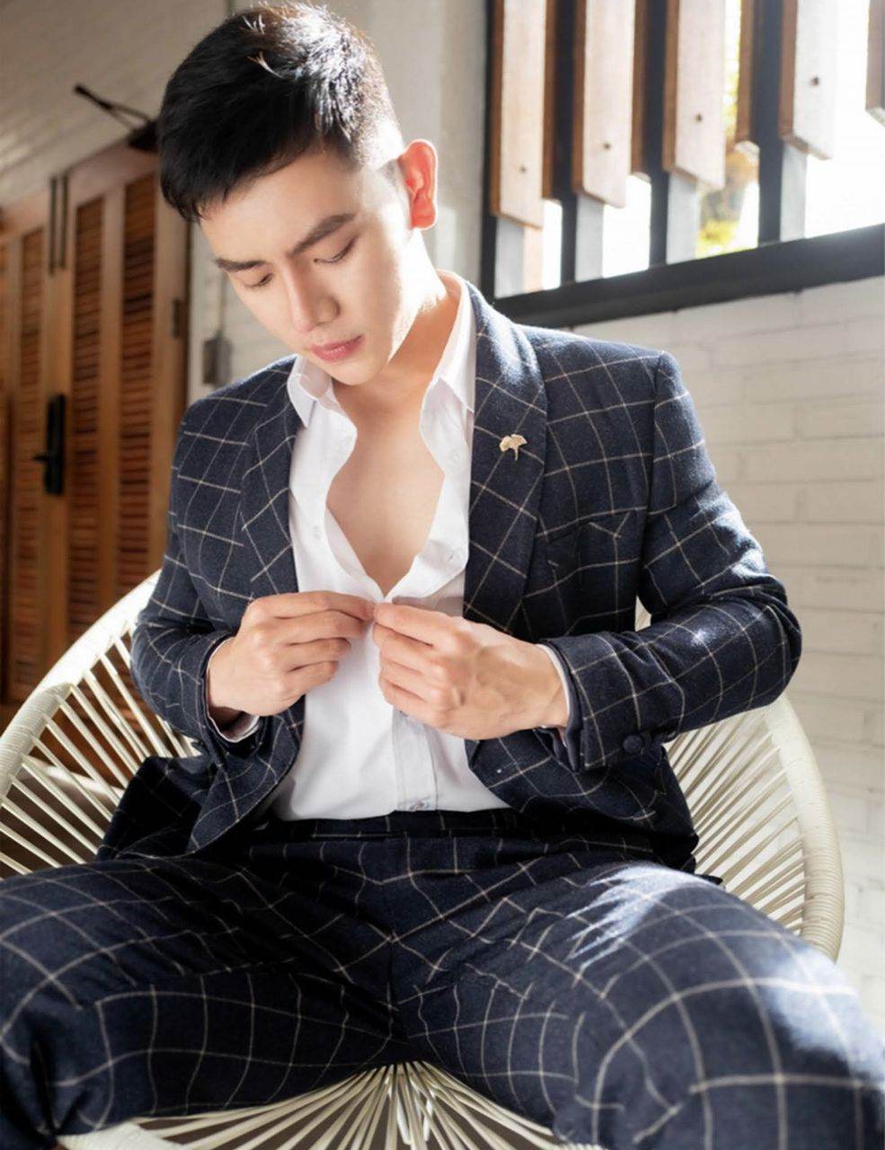 หนุ่มหล่อขึ้นปก 981