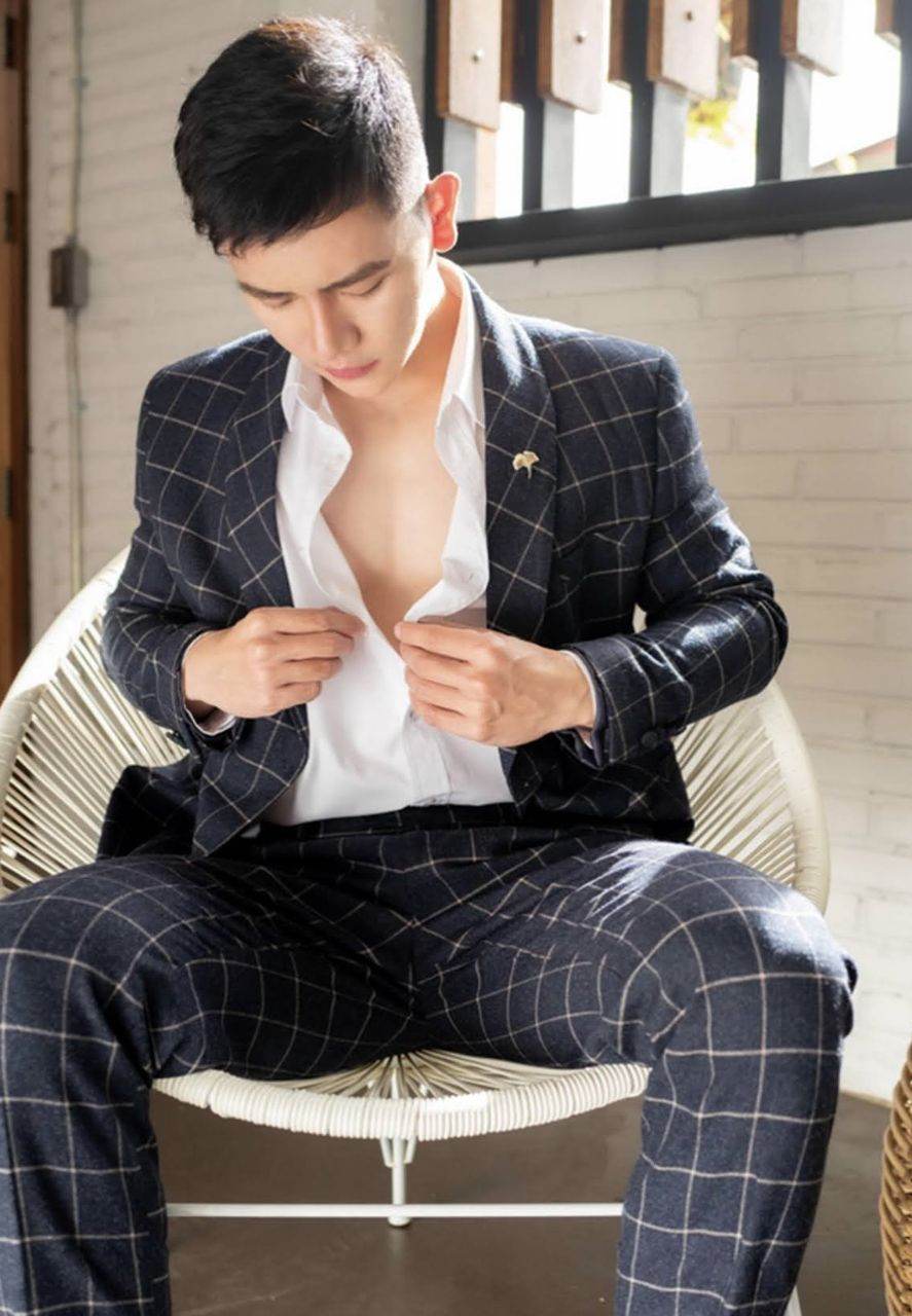 หนุ่มหล่อขึ้นปก 981